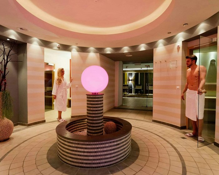 Stimmungsvoller Saunabereich im Hotel zum Mohren in Reutte mit Ruhewelt und beleuchtetem Brunnen.
